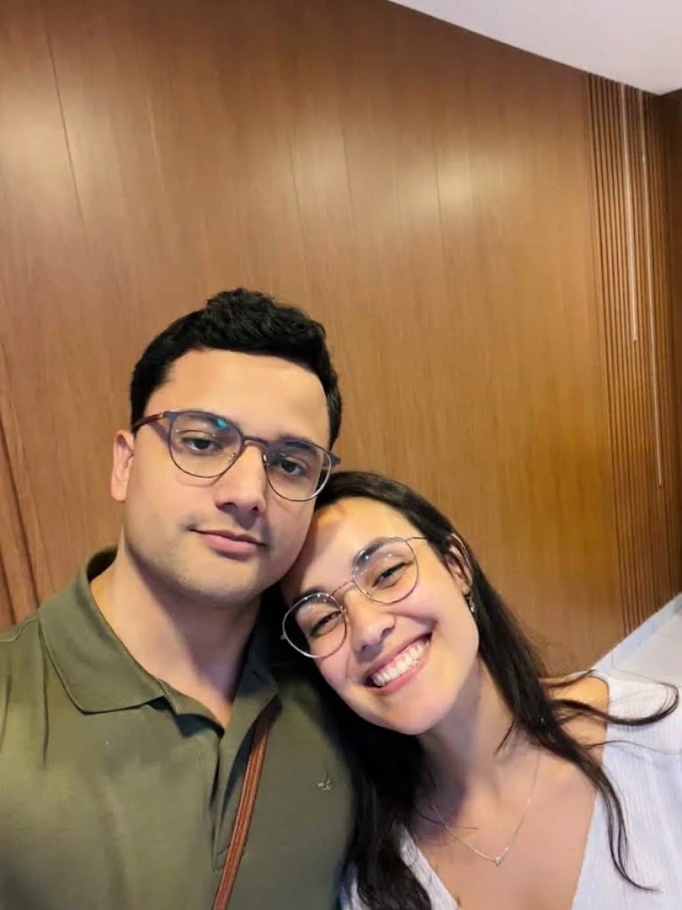 Os noivos sorrindo juntos
